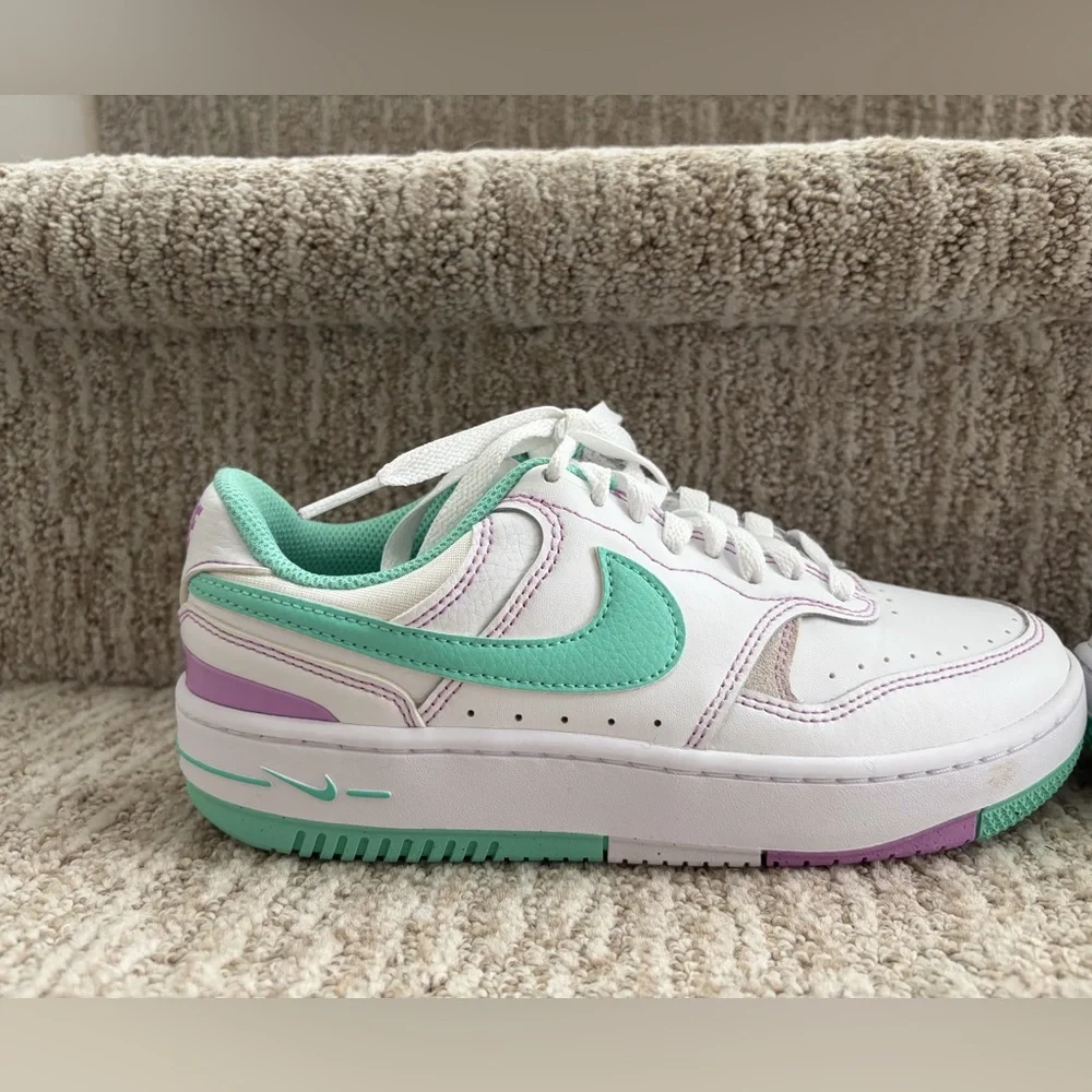 Nike Women's Gamma Force White Emerald Rise sneakers. Size 6